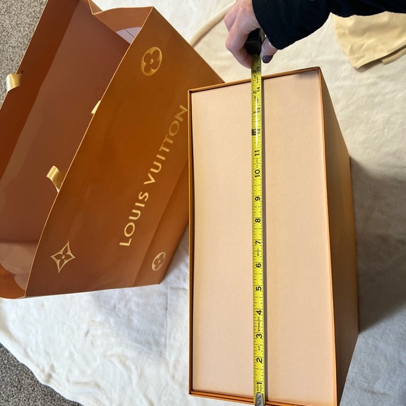 XL Louis Vuitton Box, Dust Bag and Gift Bag. No stains or rips. - Picture 8 of 11